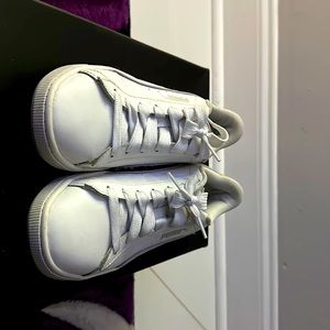 White puma sneakers